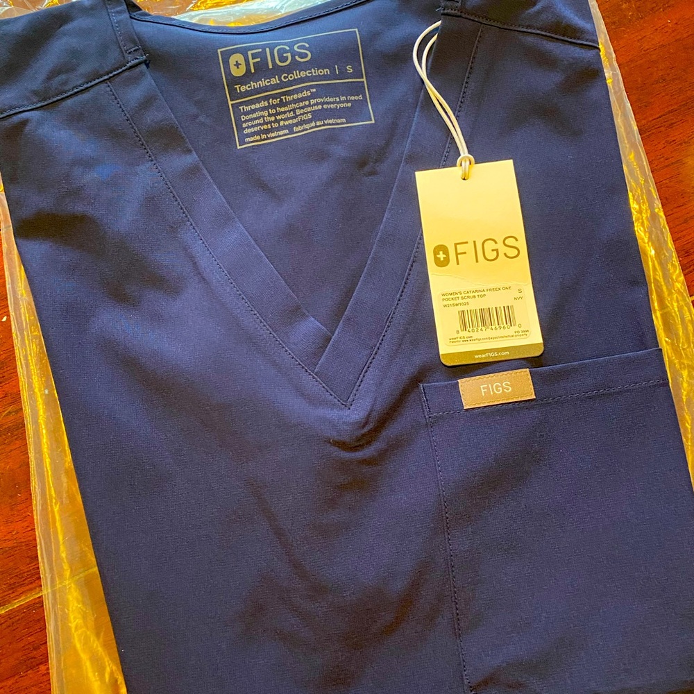 Figs scrub top